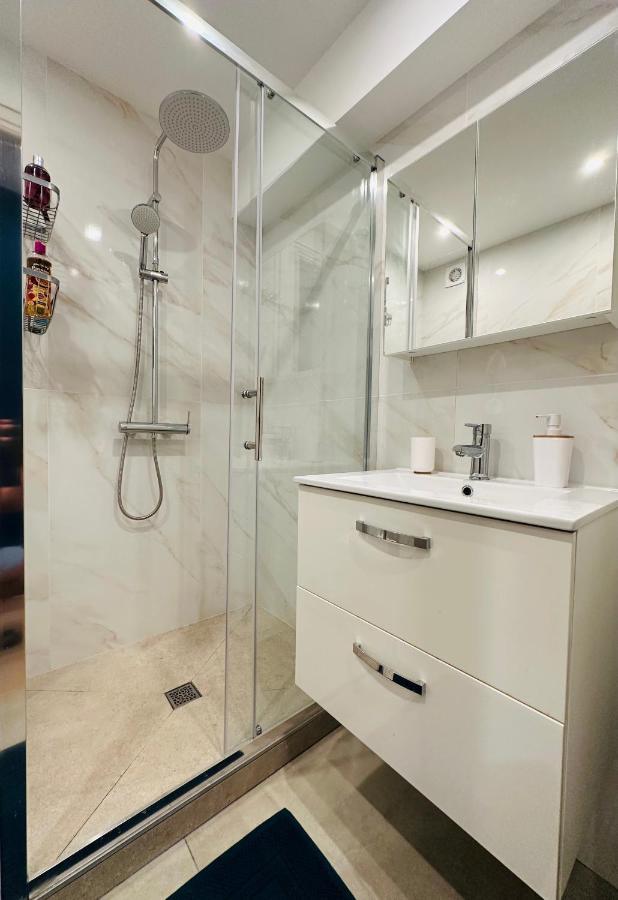 The Nice - 3 Rooms, 3Air Cond, 3Tv, 3Fans, 2 Wc, Wifi Everywhere 5Min Aeroport, Train, Beach, 1Min Tram, 15 Min Centre, Port, Parking Possible Extérieur photo